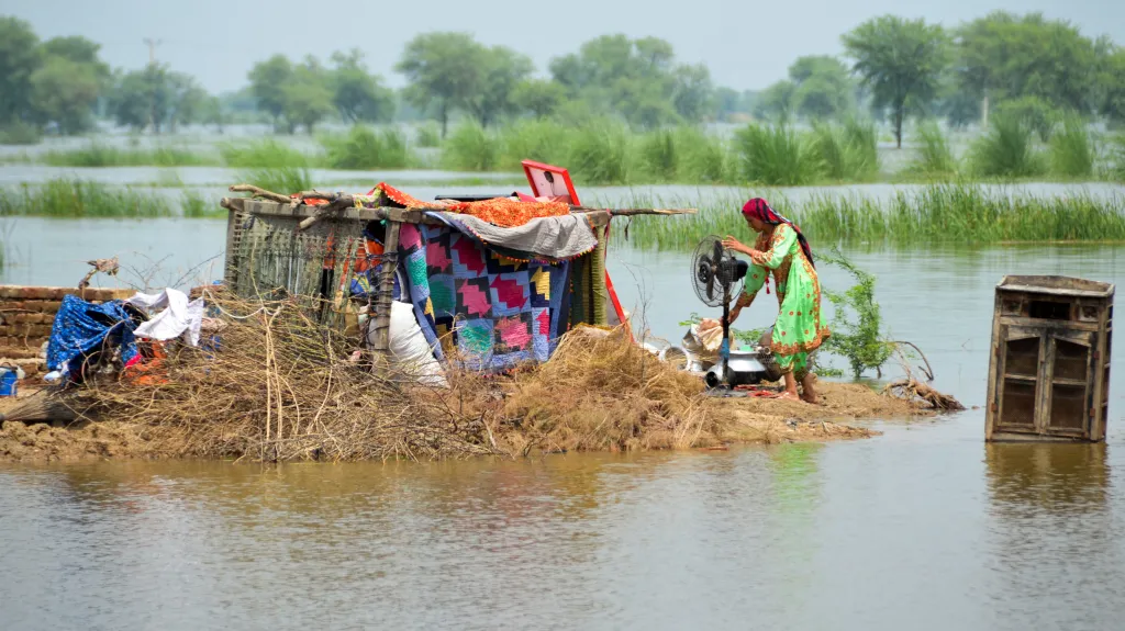 Žena v pákistánském Sohbatpuru během záplav