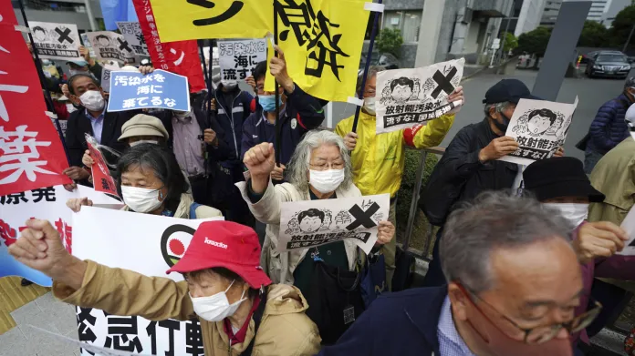 Lidé před úřadem premiéra v Tokiu protestují proti plánu