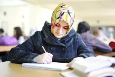 Spor o hidžáb na zdravotnické škole je u konce. Soud ho zastavil