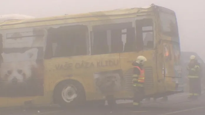 Při nehodě autobusu utrpělo zranění 47 lidí