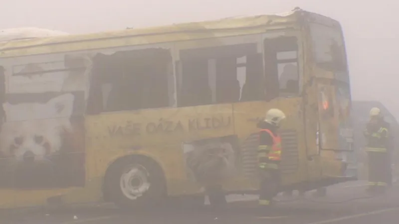 Při nehodě autobusu utrpělo zranění 47 lidí