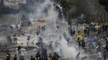 Policie v Hongkongu se snaží rozehnat demonstranty