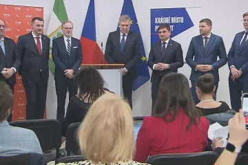 Vláda na výjezdním zasedání jednala o dopravě. Podle premiéra je zásadní dálnice D35
