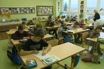 Lidé v Poličné a Krhové si pořád mění doklady, starostové získali školy