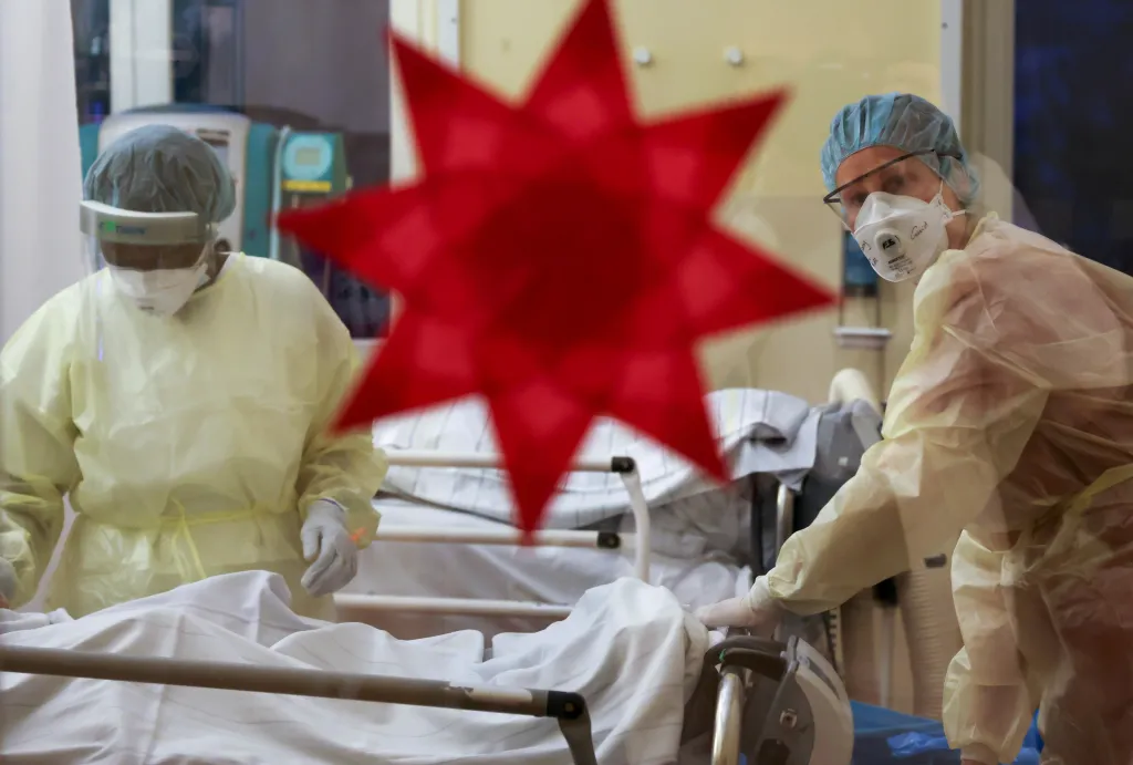 Zdravotníci se v těžkých podmínkách stále potýkají s pandemií, a to i v čase svátků. Alespoň nějakou vánoční atmosféru jim připomínají papírové hvězdy vylepené na dveřích. Tato fotografie byla pořízena na jednotce intenzivní péče v nemocnici v Berlíně