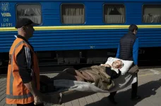 Ostřelováním železnice se Rusko snaží nabourat psychiku Ukrajinců a ohrozit dodávky zbraní, říká zpravodaj ČT