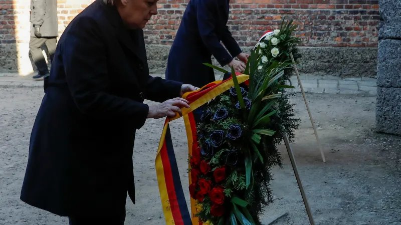 Kancléřka položila věnec u takzvané zdi smrti