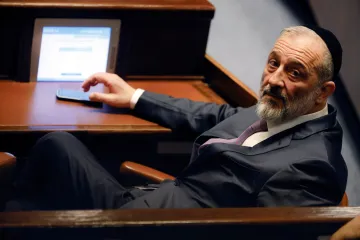 Izraelský ministr musí podle soudu opustit funkci. Nově chce „alternovat“ premiéra Netanjahua