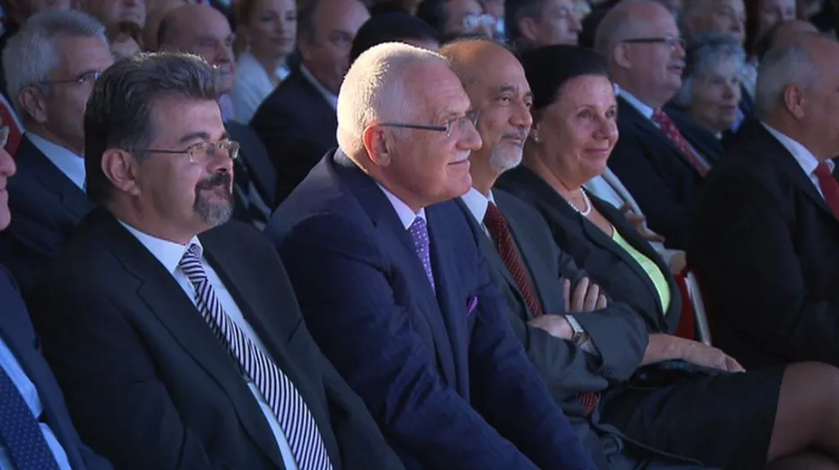 Václav Klaus (uprostřed) poslouchá Jazz na Hradě