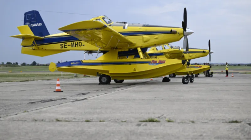 Švédské hasicí letouny Air Tractor AT-802 na letišti ve Vodochodech,  Autor: Ondřej Deml,  Zdroj: ČTK
