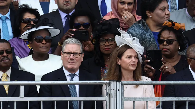 Oficiální oslavy narozenin Karla III.: Britský premiér Keir Starmer s manželkou Victorií