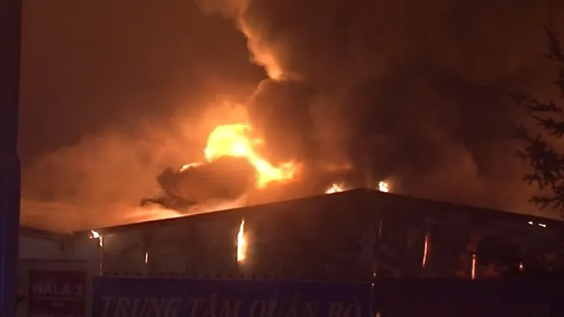 Plameny šlehaly vysoko nad prodejní haly