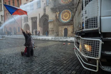 Fotografie z demonstrace využili ve svůj prospěch „rouškaři“ i „nerouškaři“. Nemůžeme tomu zabránit, zoufají jejich autoři