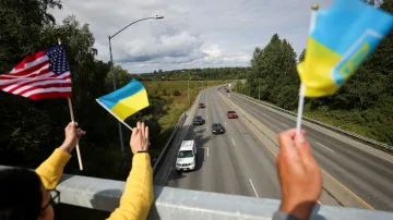 Demonstranti drží ukrajinské vlajky během protestu na znamení solidarity s Ukrajinou před setkáním amerického prezidenta Donalda Trumpa a ruského vládce Vladimira Putina