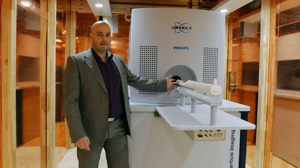 Přístroj využívající technologii zobrazování organismu pomocí paramagnetických částic