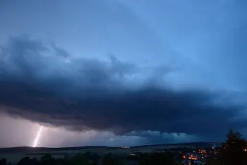 Přijdou silné bouře. Meteorologové varují před přívaly deště, větrem i krupobitím