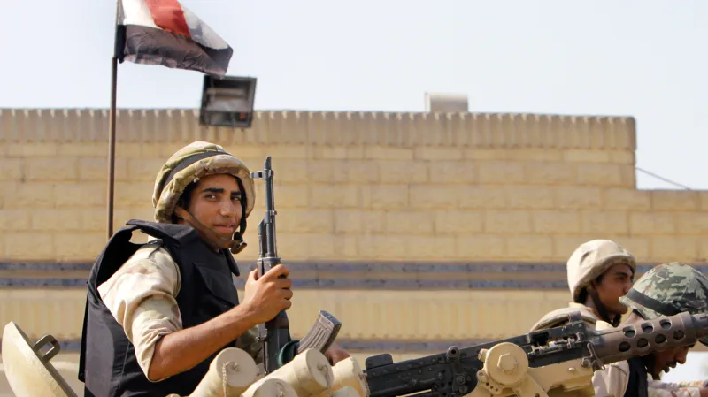 Egyptští vojáci před věznicí Tora, kde je ve vazbě Husní Mubarak