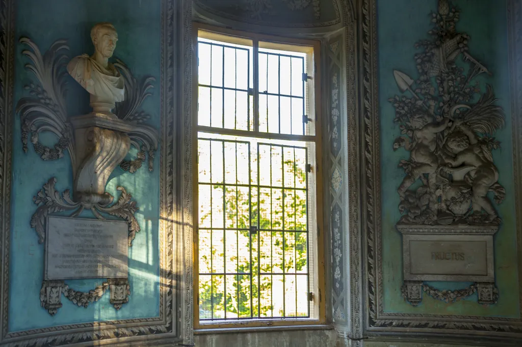 Pavilon Přátel venkova a zahrad je okrouhlá stavba ukrytá hluboko v parku. Její vnitřní stěny jsou zdobeny štuky a ornamentálními motivy se symboly zemědělství a ovocnářství. Chrám byl postaven Janem Rudolfem Chotkem na paměť „přátel venkova a zahrad“ a „obránců míru“ císaře Josefa II. a generálů Laudona a Lacsyho, jejichž busty najdete uvnitř pavilonu.