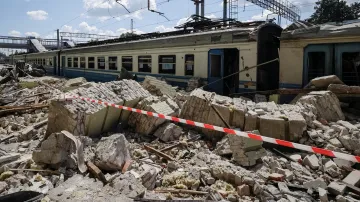 Následky ruského útoku na železniční stanici Lozová na Ukrajině (srpen 2025)