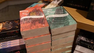 Knihy s LGBT+ postavami uzavřené ve fólii v maďarském knihkupectví