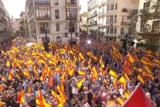 Španělé burcují proti premiérovi. Nelíbí se jim jednání s Katalánci