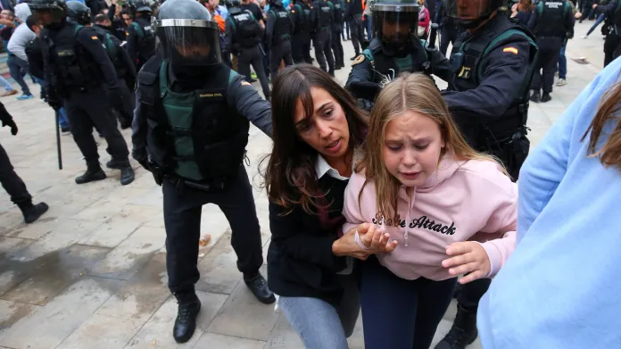Horizont: Násilnosti při referendu v Katalánsku