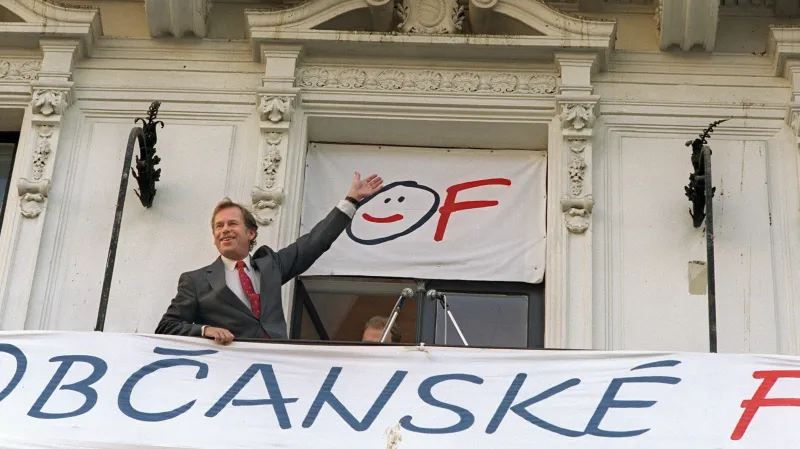 Havel oslavuje vítězství OF ve volbách v roce 1990