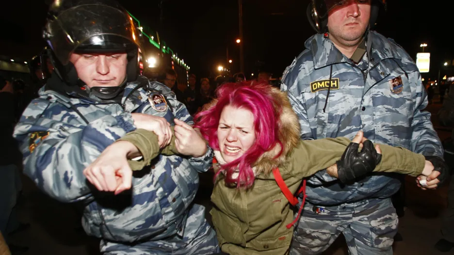 Policejní zásah při protestu proti imigrantům