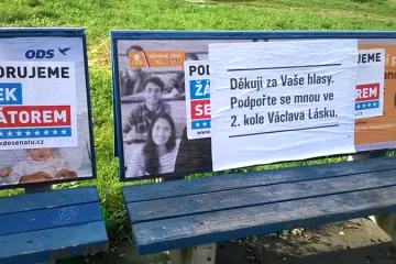 Kdo přelepil lavičky? Boj o Senát nabírá na obrátkách