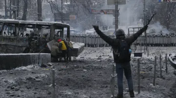 Demonstranti v ulicích Kyjeva