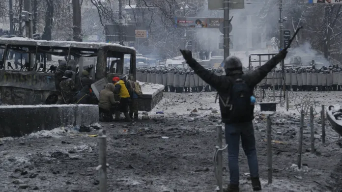 Demonstranti v ulicích Kyjeva