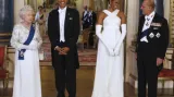 Americký prezidentský pár na recepci v Buckinghamském paláci