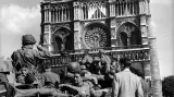 Rok 1944 - Američtí vojáci před Notre-Dame