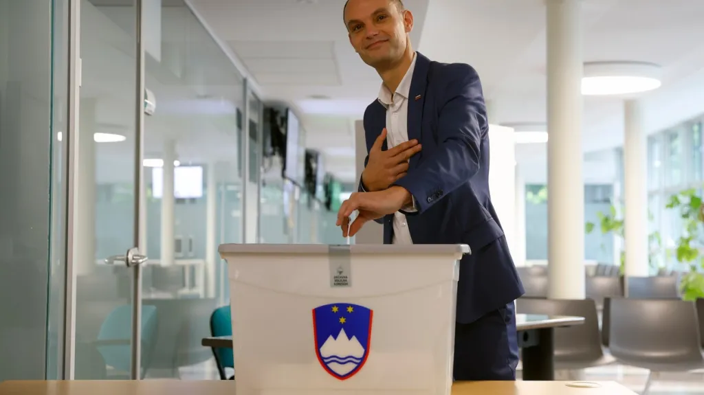 První kolo prezidentských voleb ve Slovinsku zřejmě vyhrál Anže Logar
