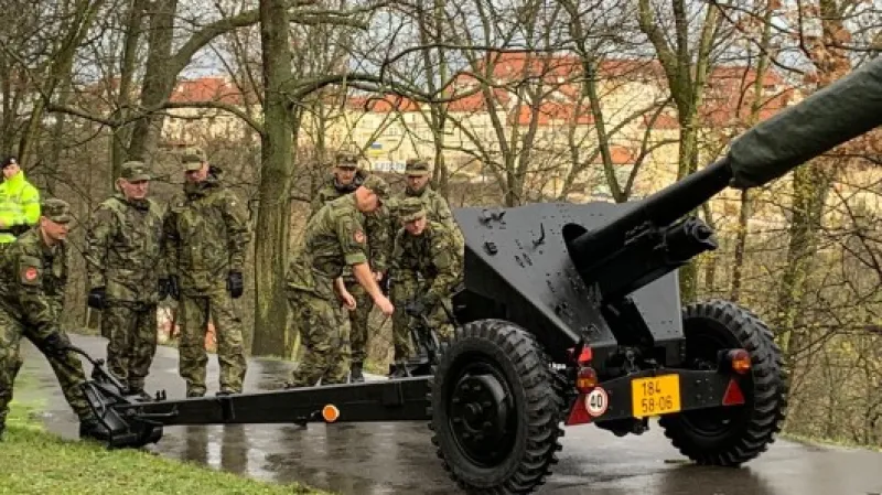 Vojáci Čestné stráže instalují na Petříně salvová děla, která vypálí 21 salv při inauguraci nově zvoleného prezidenta  Zdroj: Twitter Ministerstva obrany