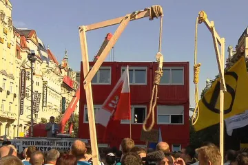 Nosit šibenice na demonstrace je legální? Chovanec kritizoval rozhodnutí Prahy 1