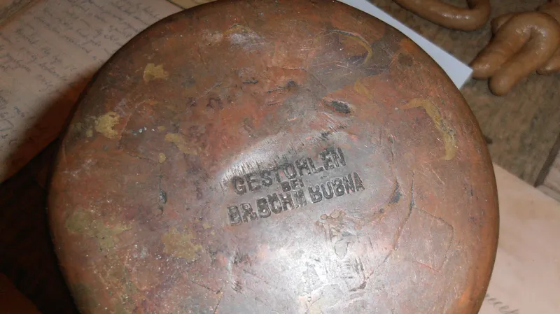 Vyražené jméno na kovových předmětech mělo ochránit majetek před zloději