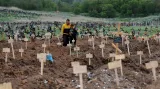 Čerstvé hroby u obce Staryj Krym nedaleko Mariupolu, 22. května 2022