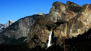 Yosemitský národní park - vodopád Bridalveil Fall („závoj nevěsty“)
