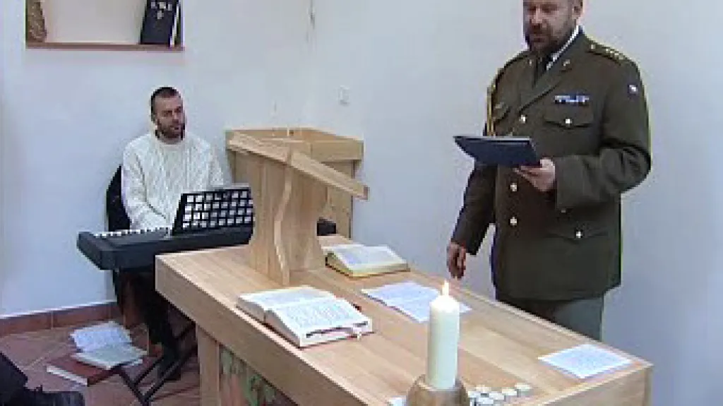 Interiér armádní kaple v Bechyni