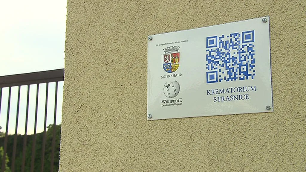 QR kód na zdi strašnického krematoria