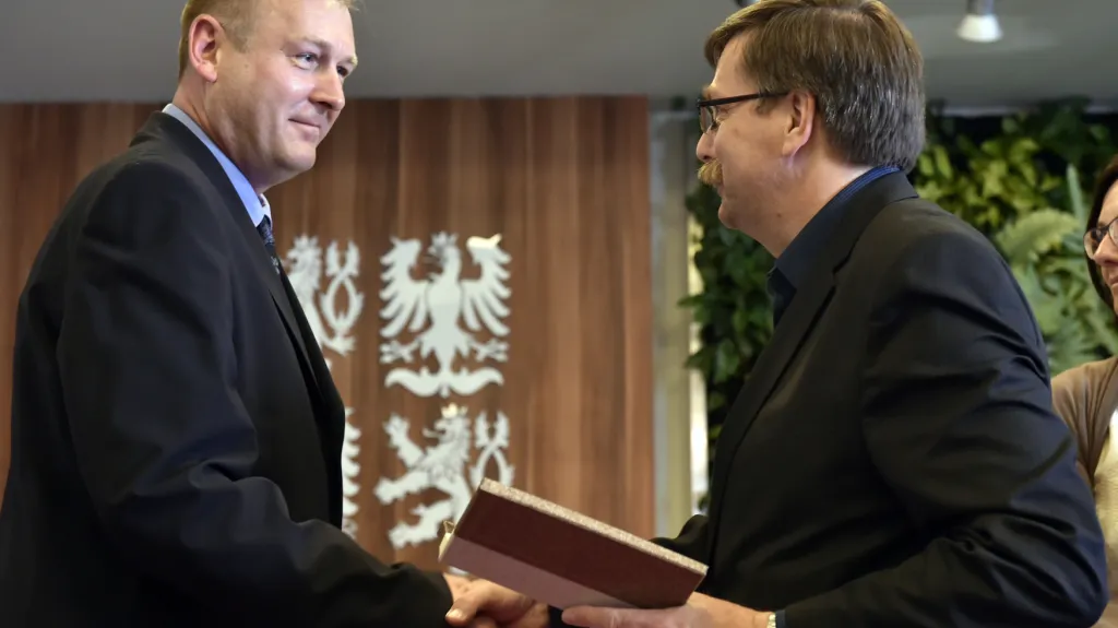 Martin Dorazín (vlevo) přebírá cenu K. H. Borovského