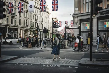Počet mladých Britů mimo práci i školu může prudce vzrůst, varuje zpráva