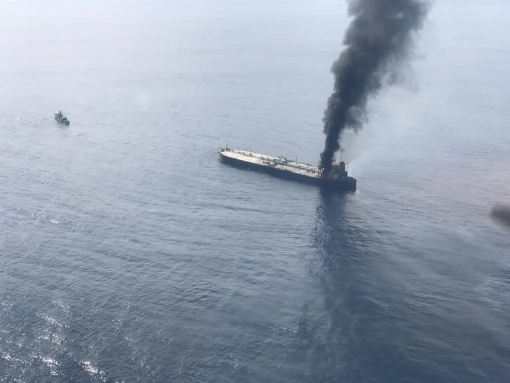 Požár na nákladní lodi MT New Diamond u východního pobřeží Srí Lanky