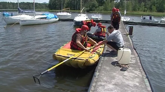 Na Máchově jezeře hledají záchranáři zmizelého německého turistu.