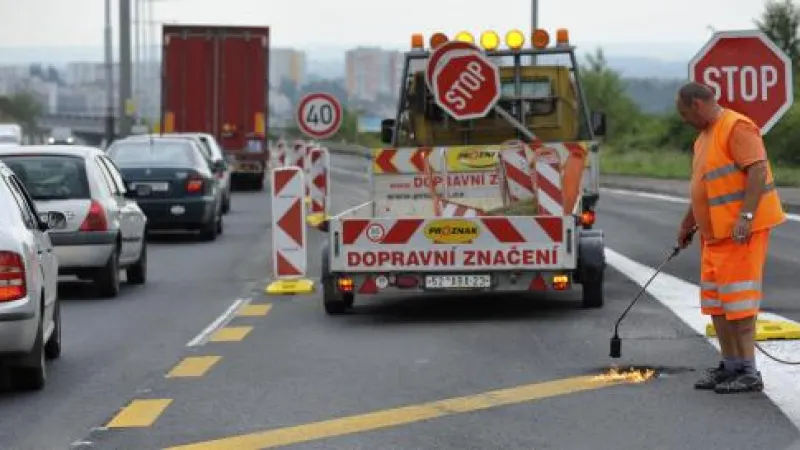 Silničáři odstraňovali v Kbelské ulici v Praze dopravní značení. Řidiči tak mohou opět plynuleji projíždět opraveným úsekem pražského okruhu mezi ulicemi Nad Klíčovem - Kolbenova, kde se v uplynulých dnech tvořily kolony především od příjezdu z dálnice D8.