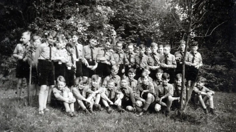 Chlapci z KLV ve Lnářích ve stejnokrojích Hitlerjugend