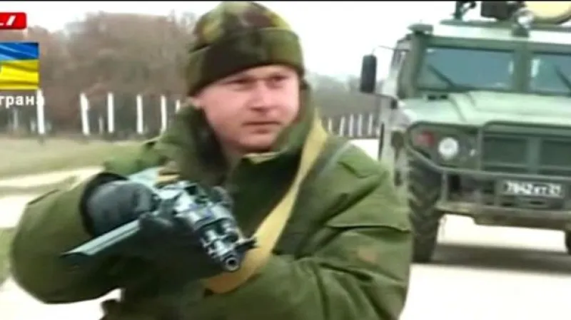 NO COMMENT: střelba před základnou na Krymu