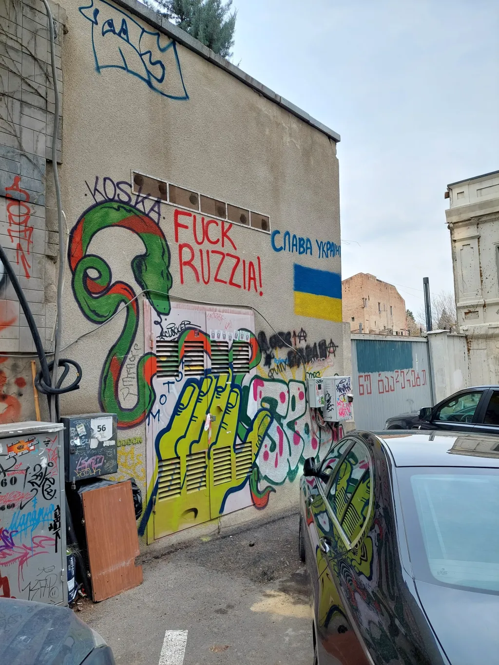 „Je**t Rusko“ (místo s použito z jako symbol invaze), „Sláva Ukrajině“