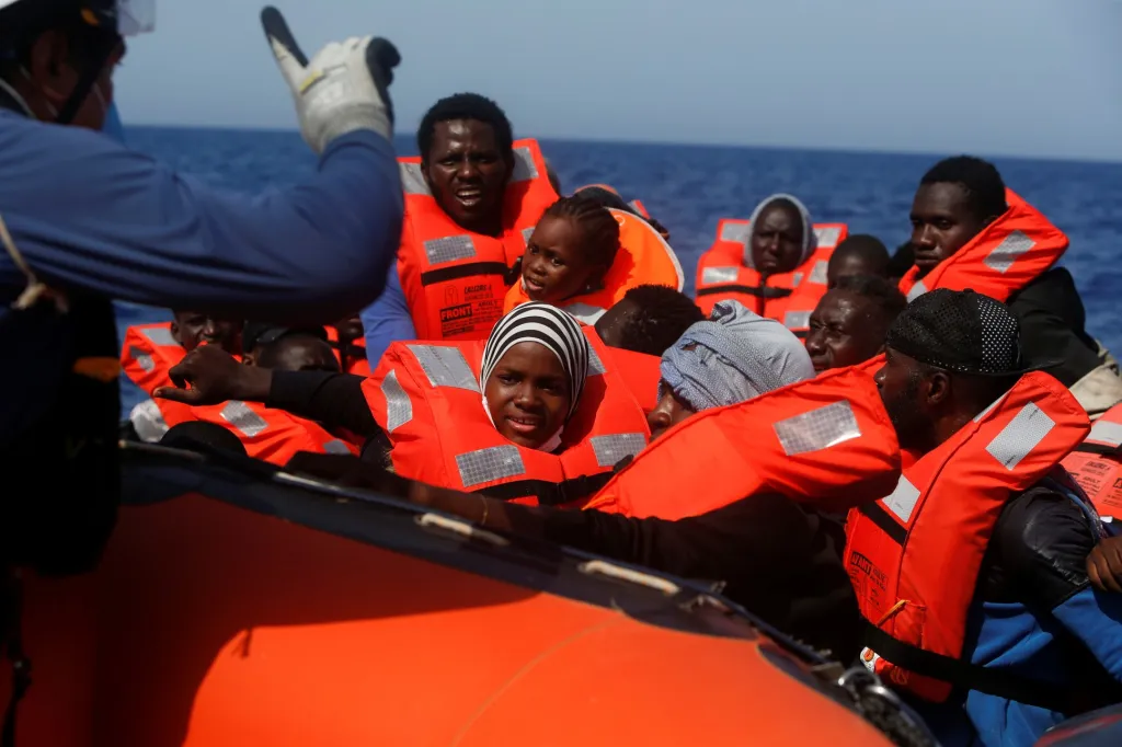 Migranti se pokoušejí dostat na záchrannou loď německé nevládní organizace Sea-Watch 3 během záchranné operace v mezinárodních vodách u Tuniska